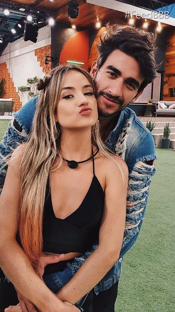 Na imagem Ex-BBBs Gabi Martins e Guilherme Napolitano
