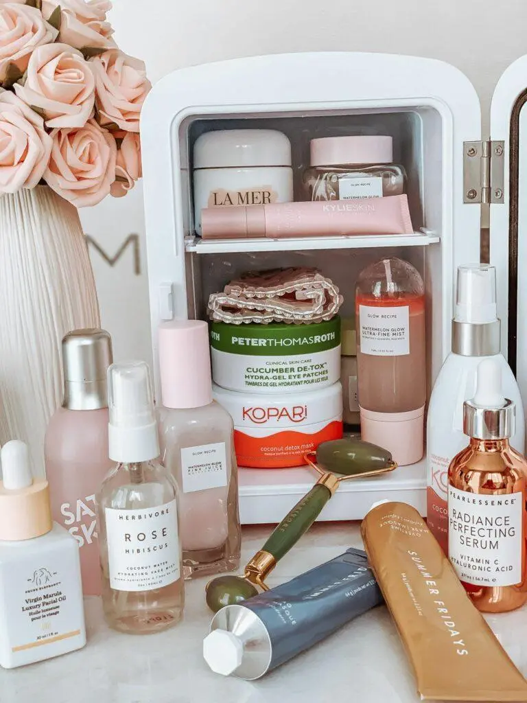 Geladeira de skincare cheia de produtos de beleza