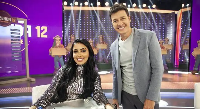 Mirella, ex-participante de A Fazenda 2020, e o apresentador Rodrigo Faro