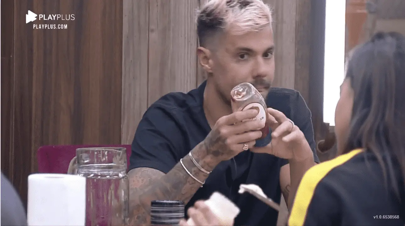 Lipe Ribeiro em noite de pizza em A Fazenda 2020