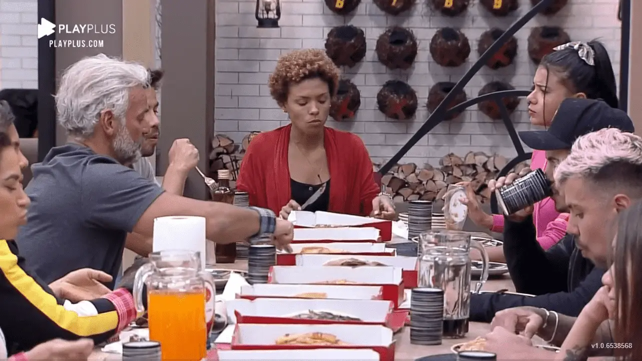 Lidi Lisboa em noite de pizza em A Fazenda 2020