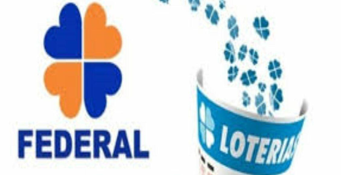 Resultado da loteria Federal de ontem -A imagem mostra um trevo de quatro folhas azul e laranja com o escrito Federal embaixo. Ao um volantes azul