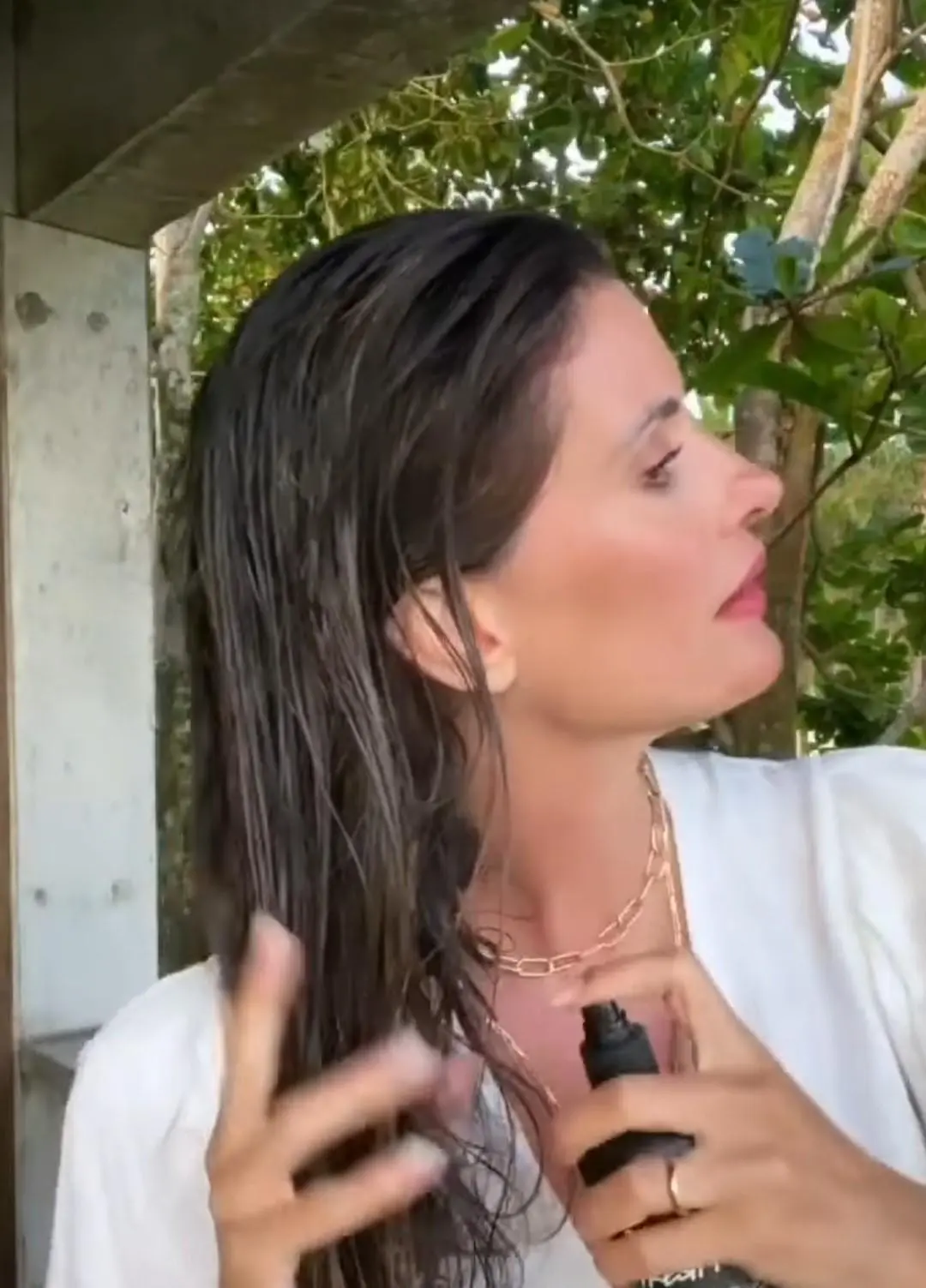 Imagem mostra Isabella Fiorentino aplicando spray nos cabelos