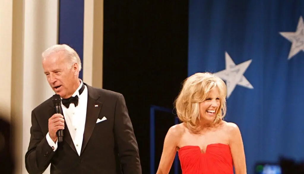 jill biden ex-segunda-dama ao lado de joe biden ex-vice-presidente dos eua