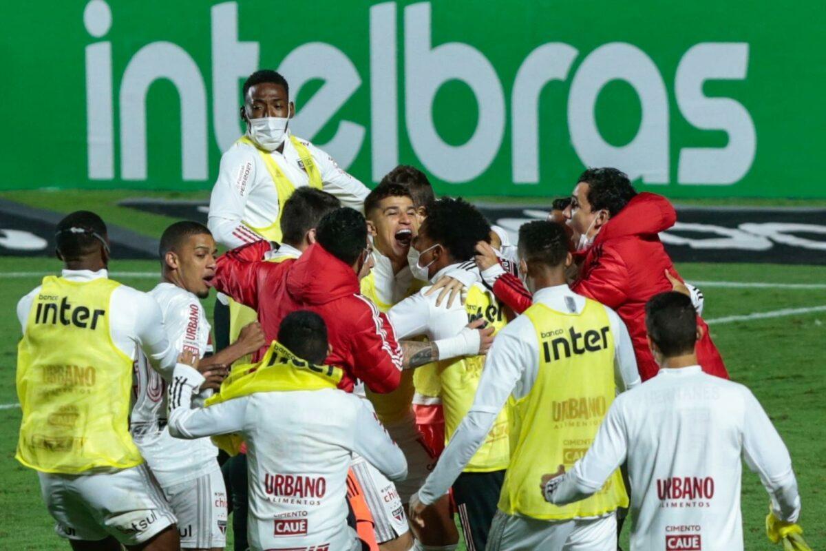 Elenco do São Paulo comemora gol diante do Flamengo