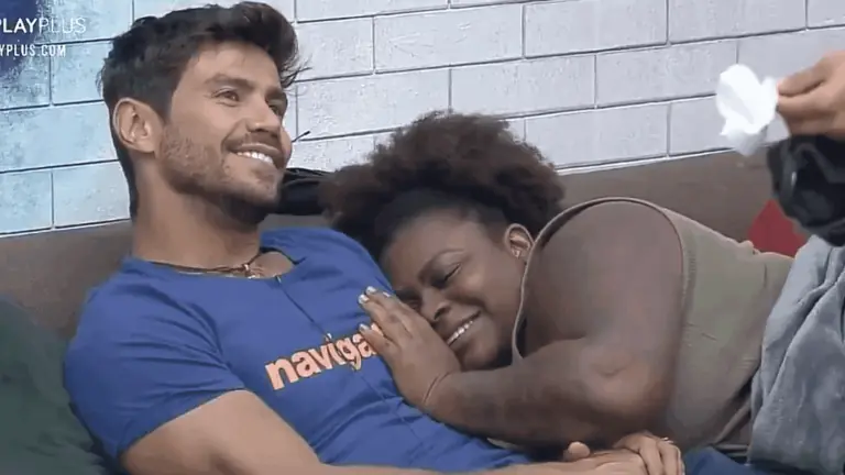 A Fazenda 2020: ciúmes? Jake vê Jojo com Mariano e diz: ‘fica cheirando meu macho’