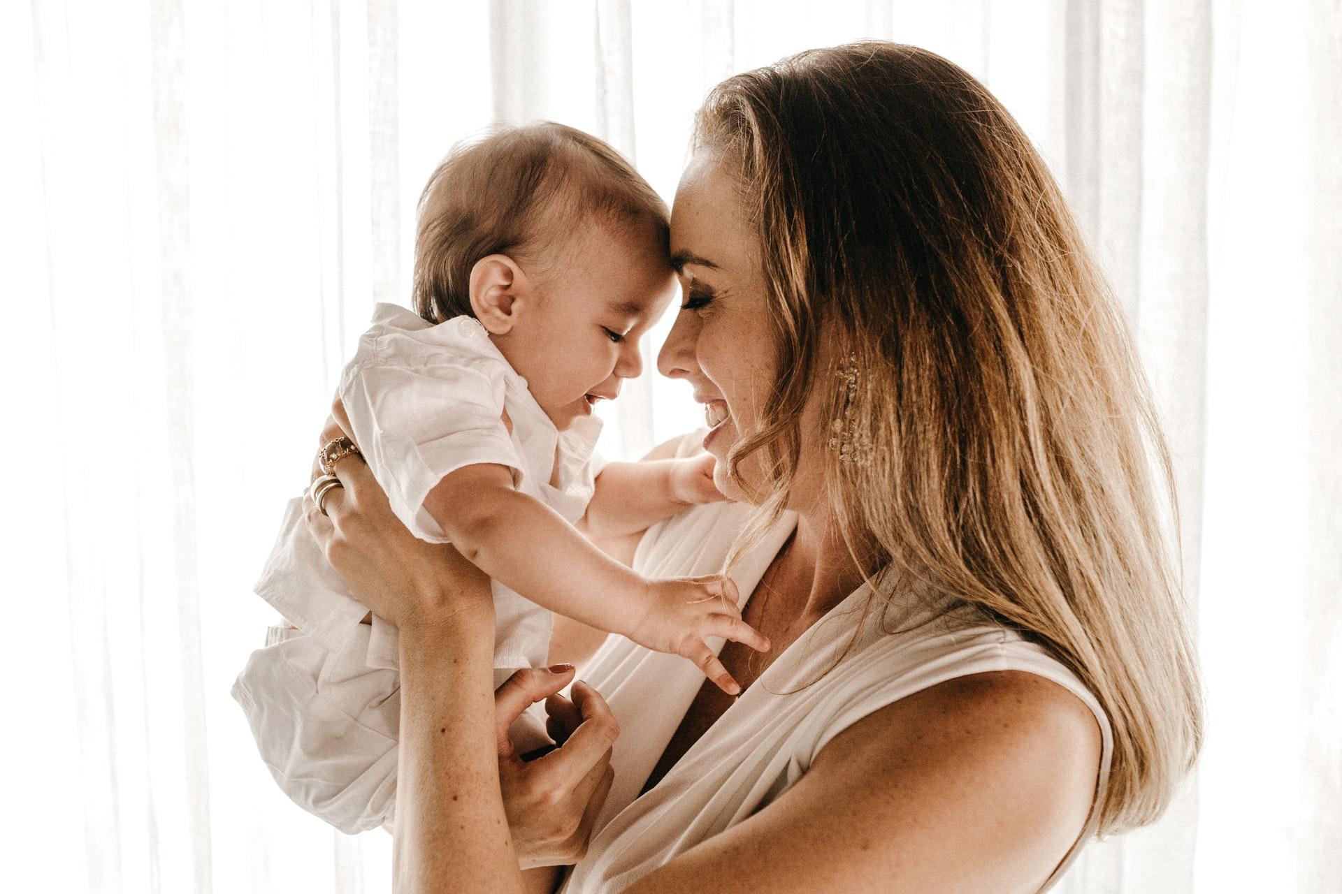 Mãe e bebê. solicitar o salário-maternidade