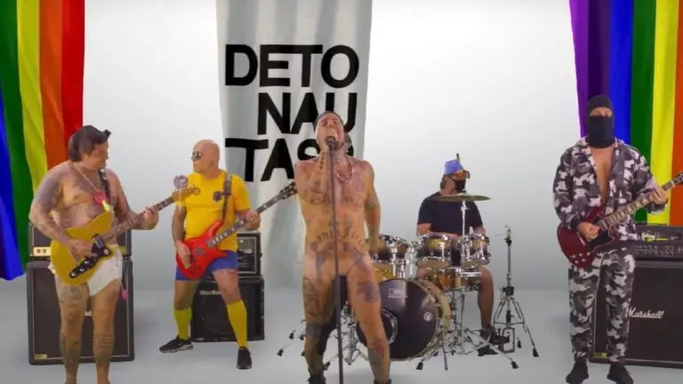 Detonautas lança clipe ‘Kit Gay’ e satiriza Bolsonaro: ‘Minto acima de tudo’