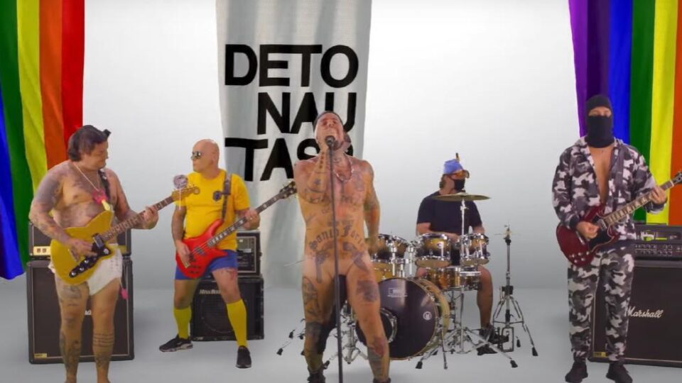 Detonautas lança clipe 'Kit Gay' e satiriza Bolsonaro