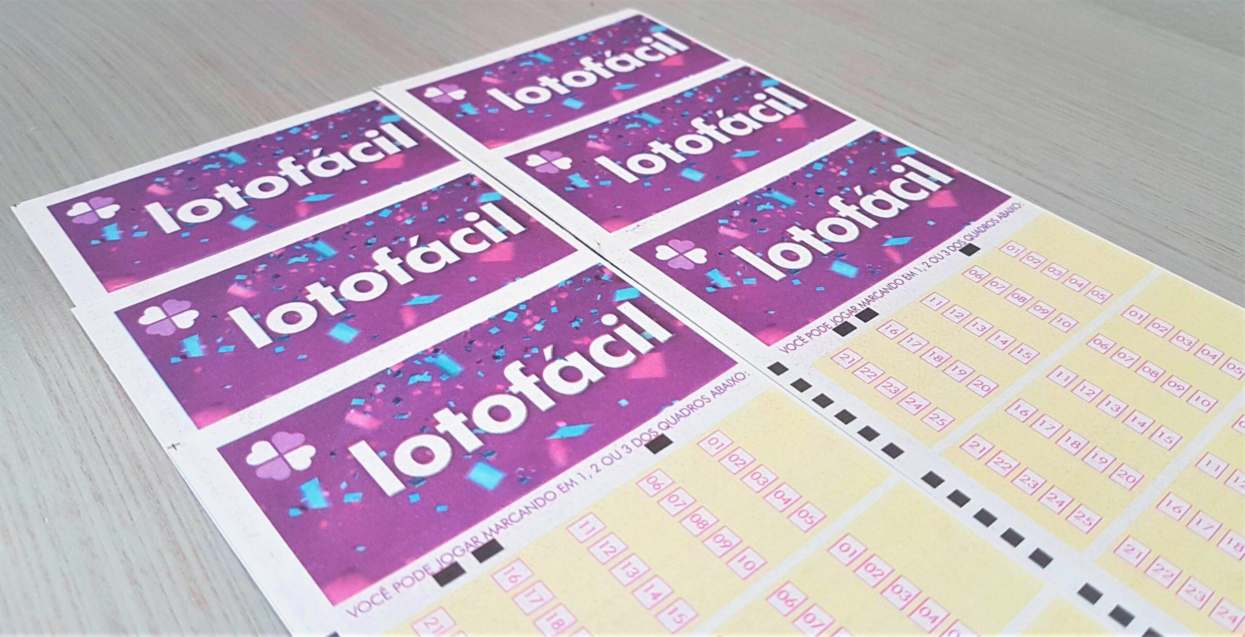 Resultado da Lotofácil 2099 - A imagem mostra seis volantes da Lotofácil agrupados