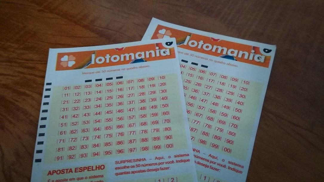 A imagem mostra dois volantes da Lotomania