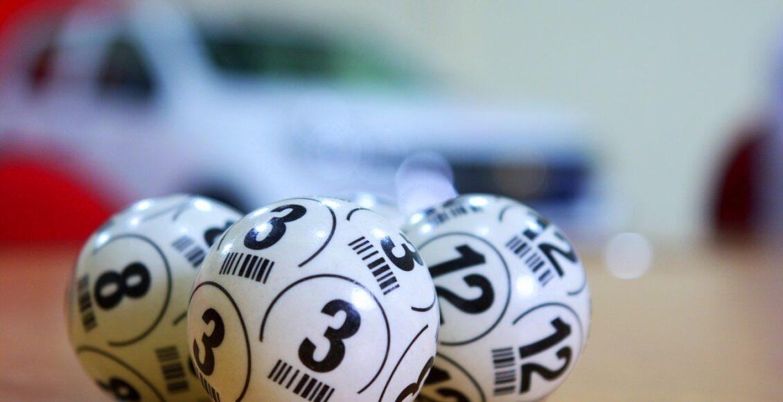 Loteria Federal de Natal - a imagem mostra três bolas de sorteios com os números 3, 8 12