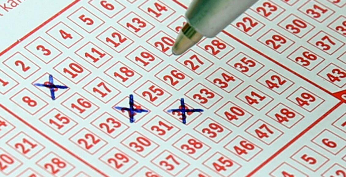 Timemania de ontem - A imagem mostra uma caneta marcando números em um volante de loteria