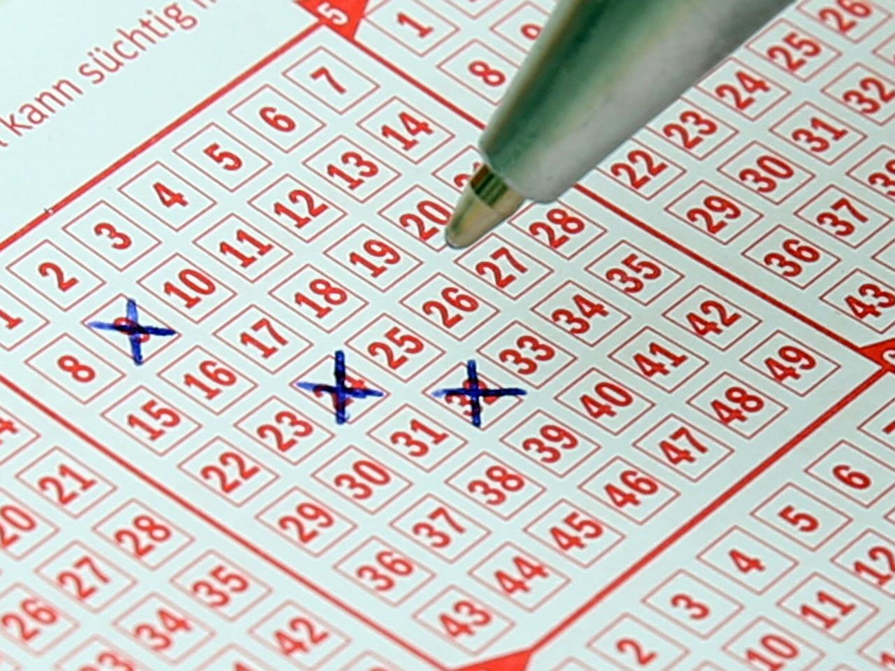 Timemania de ontem - A imagem mostra uma caneta marcando números em um volante de loteria