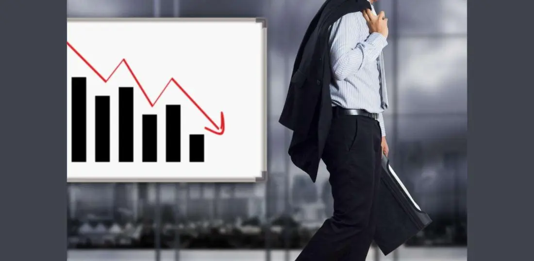 prejuizo da lojas renner, grafico em declino com engravatando caminhando