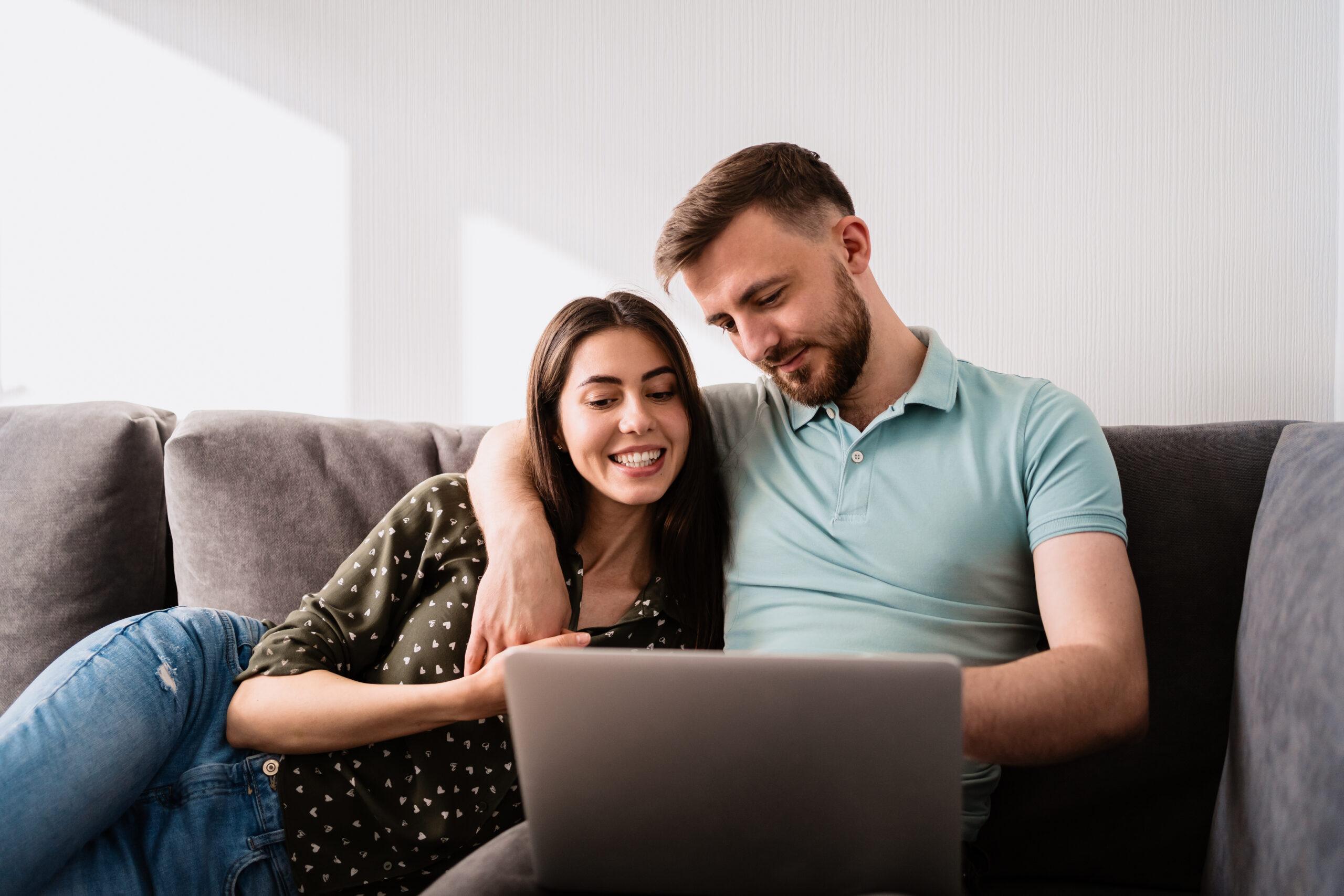 Casal usando computador