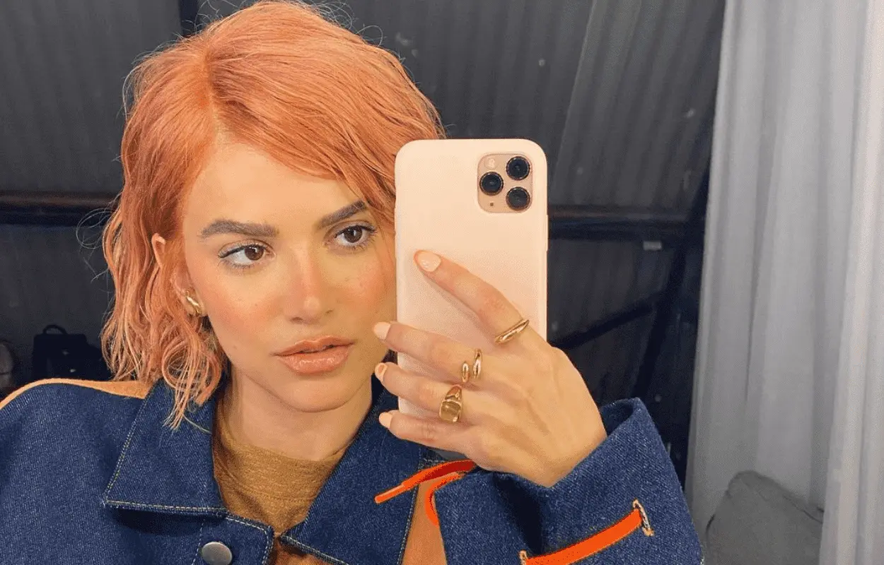 Imagem mostra Manu Gavassi de peruca