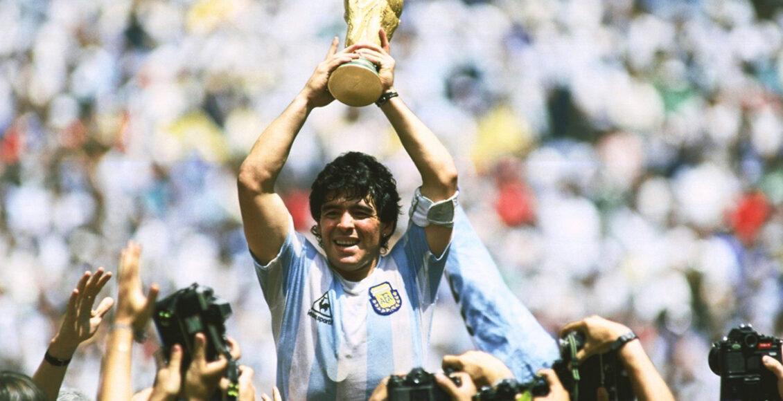 Maradona levanta a taça da Copa do Mundo de 1986, maior conquista de sua história