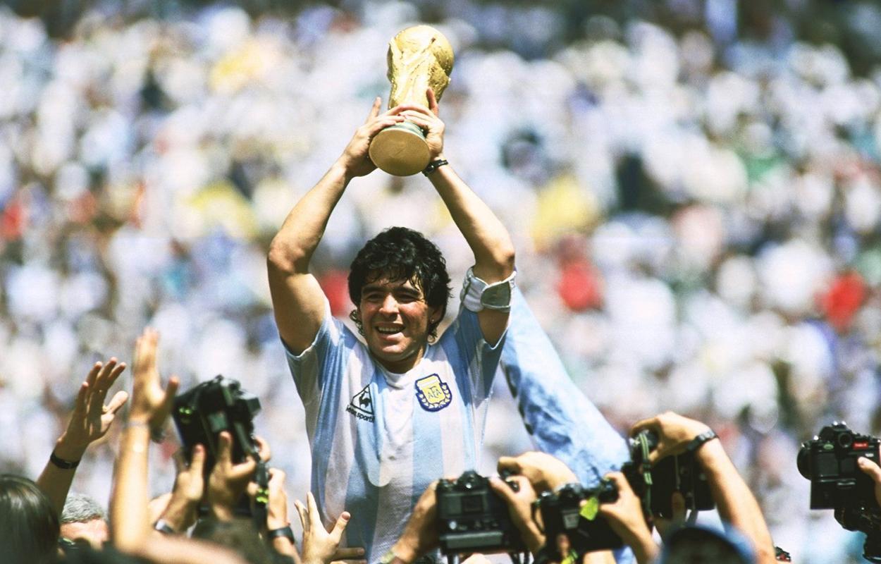 Maradona levanta a taça da Copa do Mundo de 1986, maior conquista de sua história