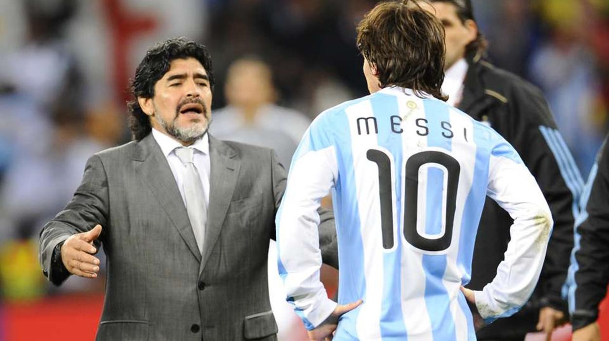 Maradona conversa com Messi na Copa de 2010