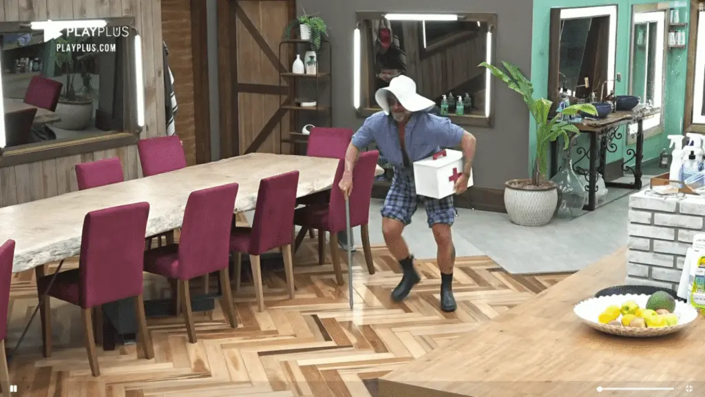 Mateus durante desfile de A Fazenda 2020