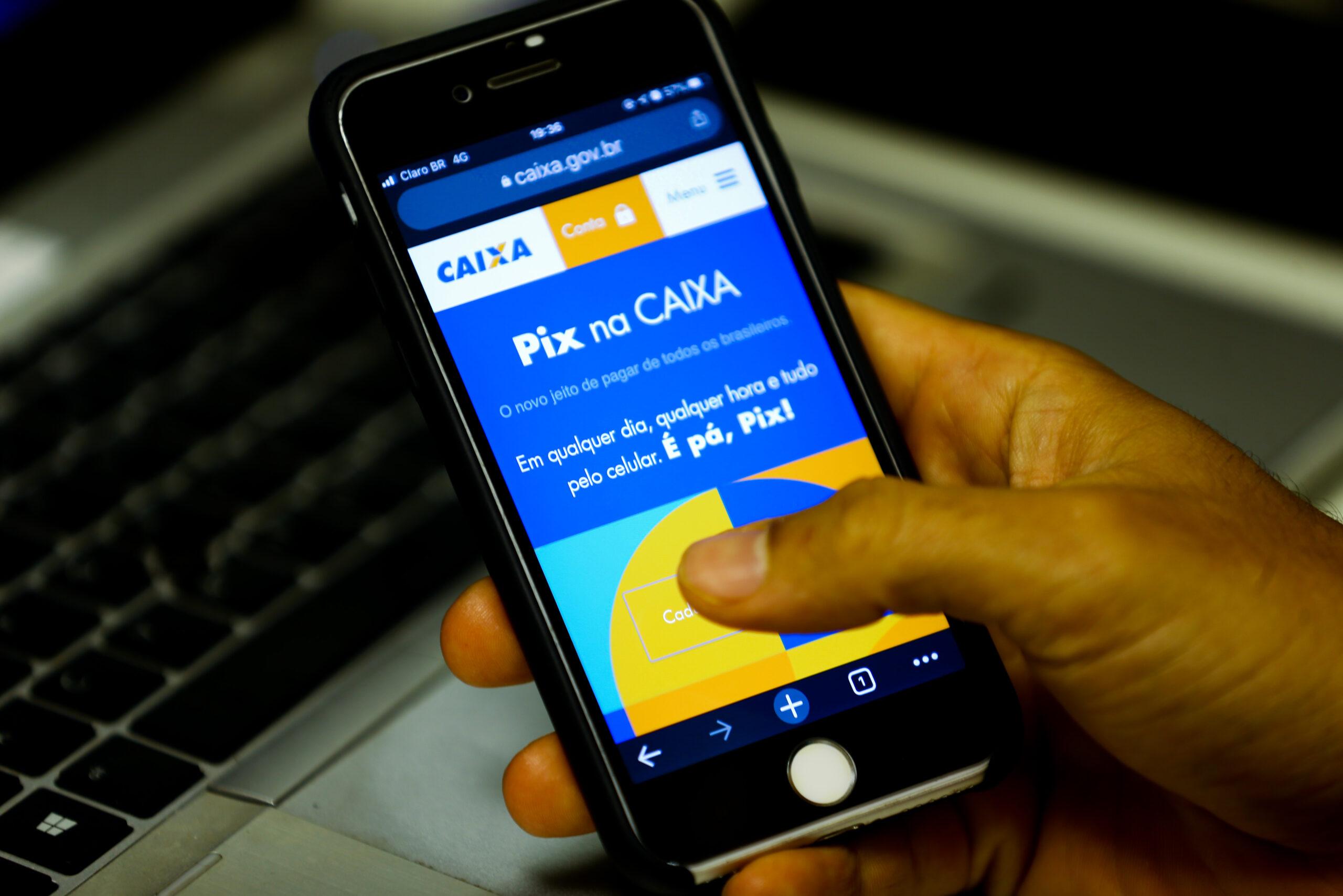 Foto de um celular cadastrando o Pix Caixa