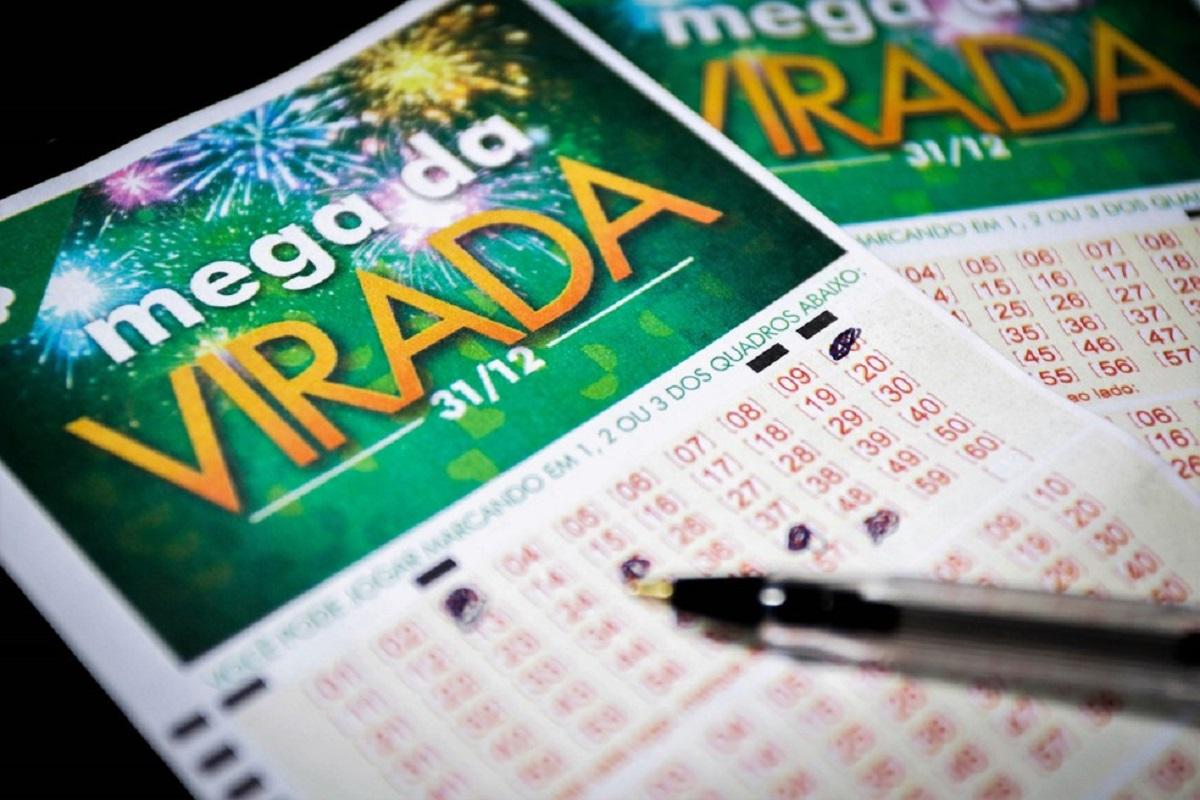 Mega da Virada 2021 - a imegam mostra um volante da Mega da Virada com alguns números marcados e uma uma caneta em cima