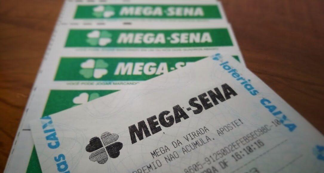 A imagem mostra diversos bilhetes da Mega-Sena de ontem