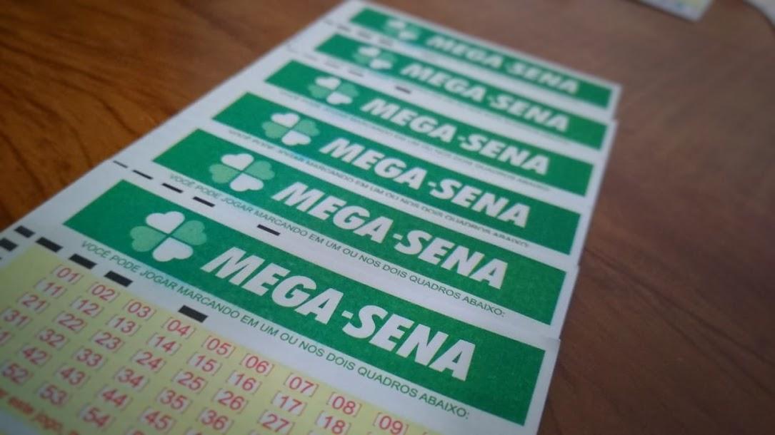 A imagem mostra diversos volantes da Mega-Sena