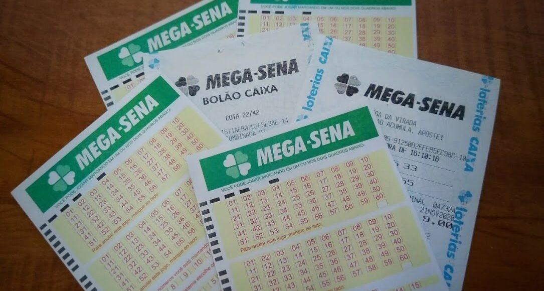 resultado da mega-sena A imagem mostra diversos volantes e apostas da Mega Sena espalhados