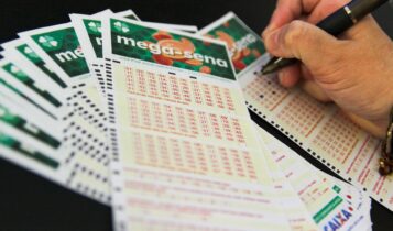 bilhetes da mega sena espalhados sobre uma mesa - mega-sena 2315