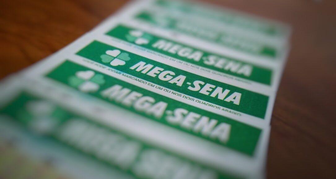 A imagem mostra um sequencia de volantes da Mega-Sena - Último sorteio da Mega-Sena