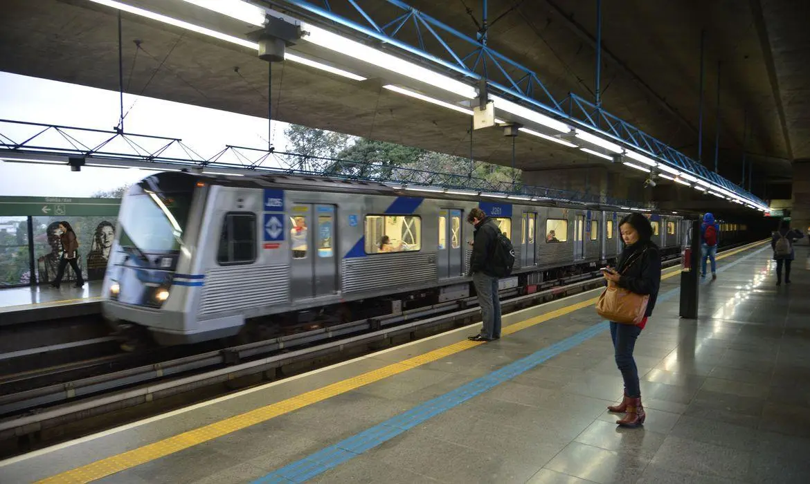 Imagem mostra linha de metrô da cidade de São Paulo
