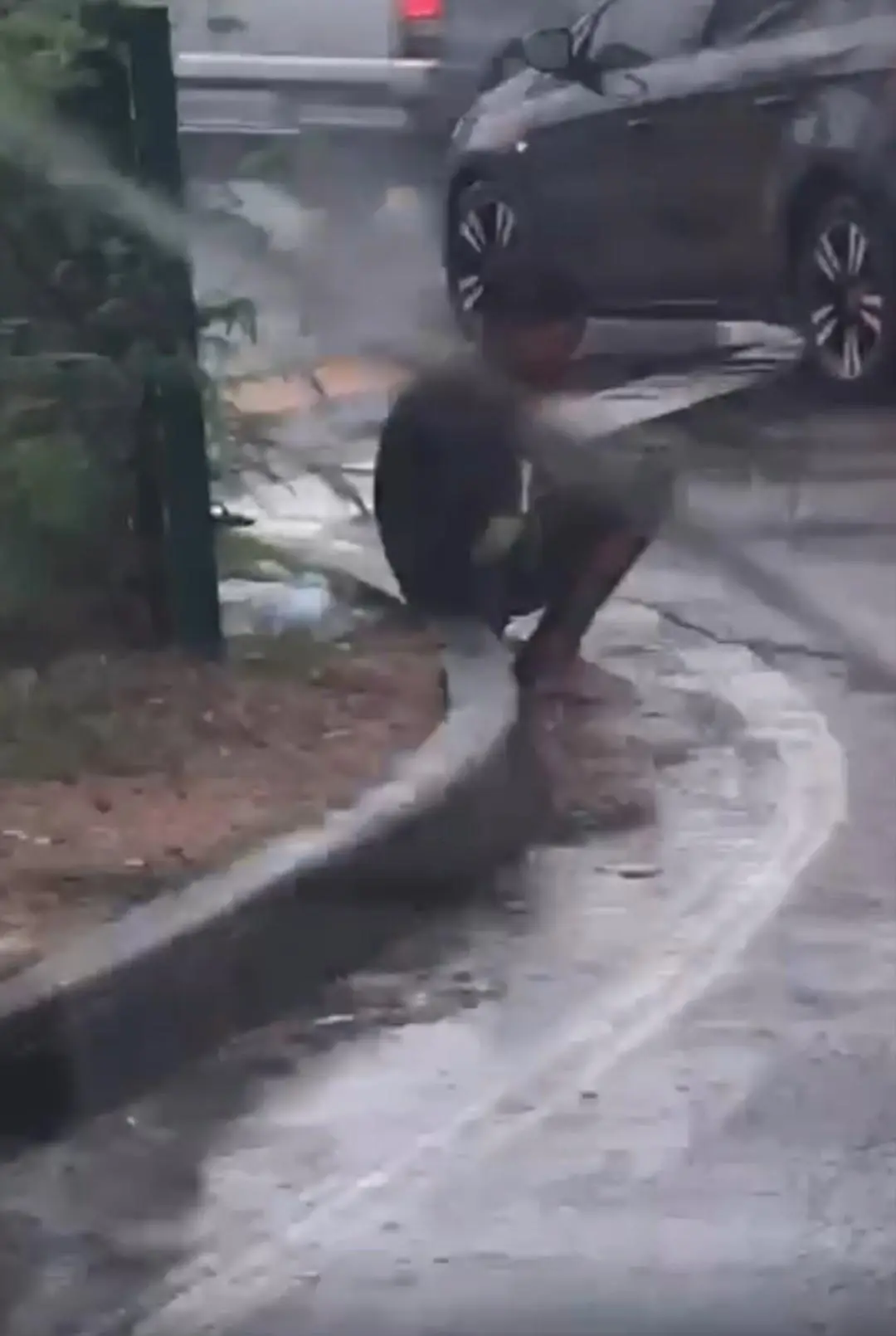 Imagem mostra menino ajudado por Nego do Borel