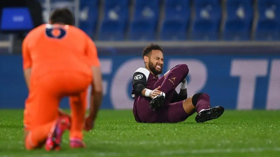 Neymar sentiu a perna esquerda em duelo pela Liga dos Campeões, contra Istanbul Basaksehir