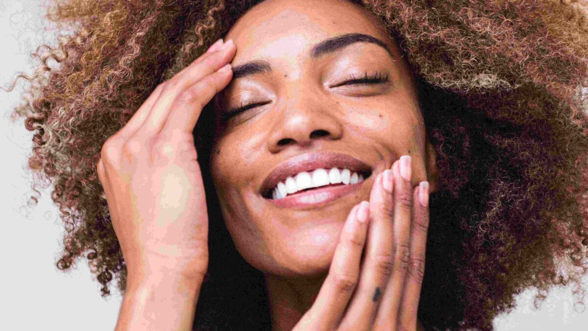 Mulher feliz com sua rotina de beleza