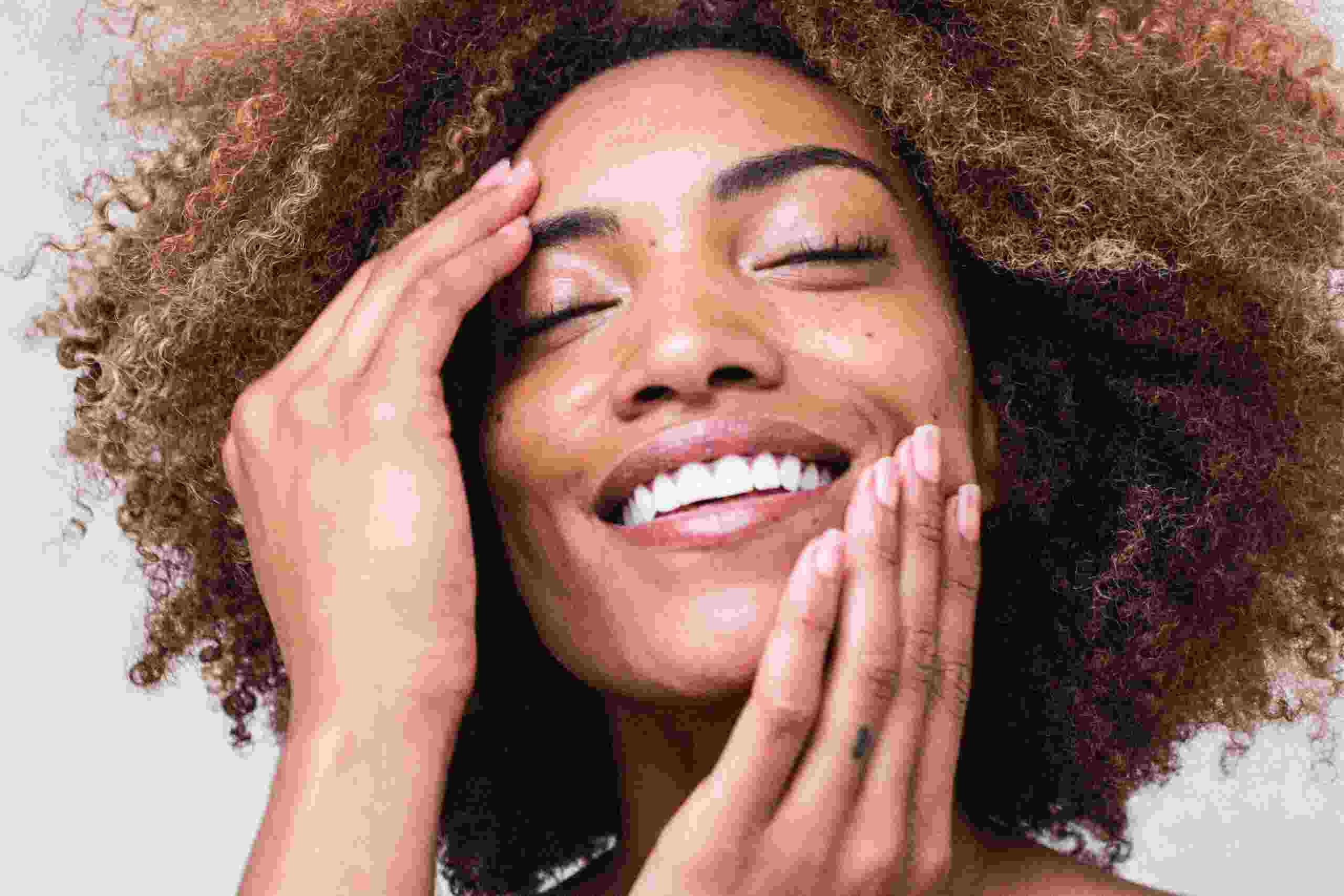 Mulher feliz com sua rotina de beleza