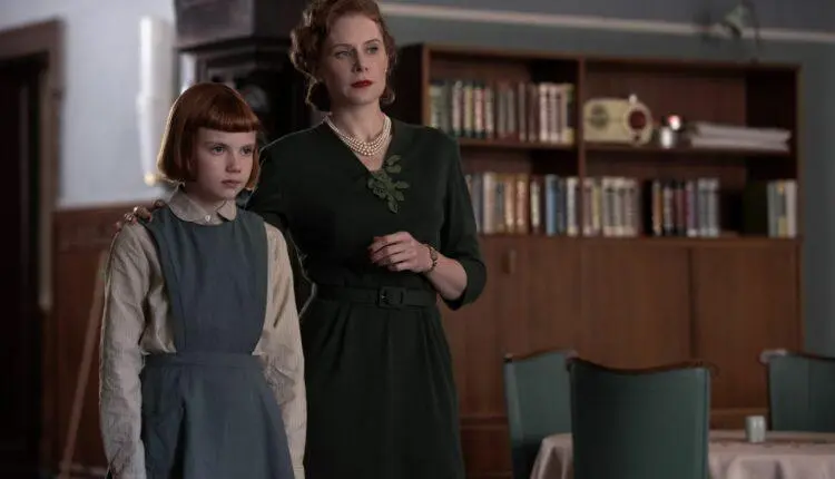 Beth no orfanato em que foi criada Beth no orfanato em que foi criada