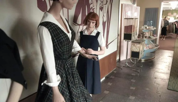 Beth Harmon visitando uma loja de roupas