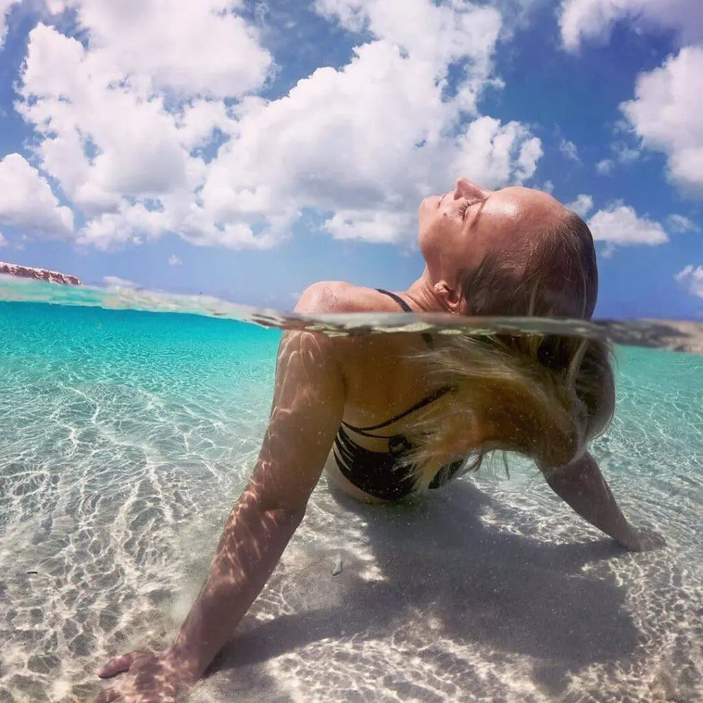 Mulher em praia do caribe, país liberado para turismo brasileiro