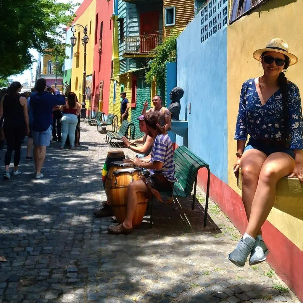 Imagem de mulher em Buenos Aires, país recentemente liberado para turismo brasileiro