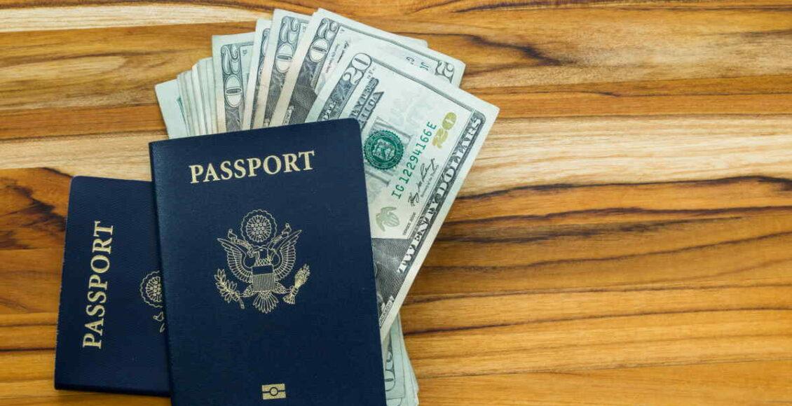 cidadania europeia: passaporte em cima da mesa com notas de dólares