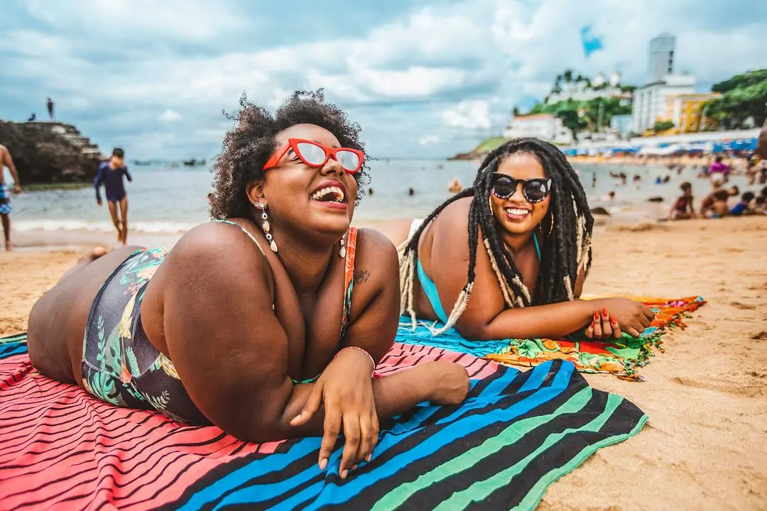 Mulheres curtem praia em Salvador