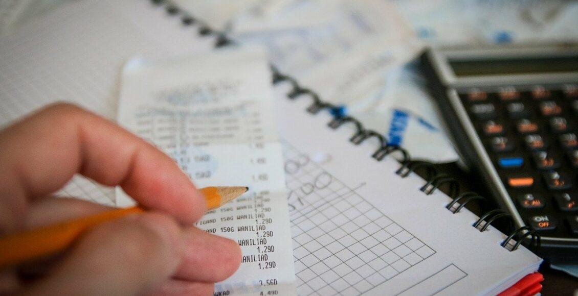 foto mostra alguém calculando - prestação de contas final dos candidatos e partidos eleições 2020