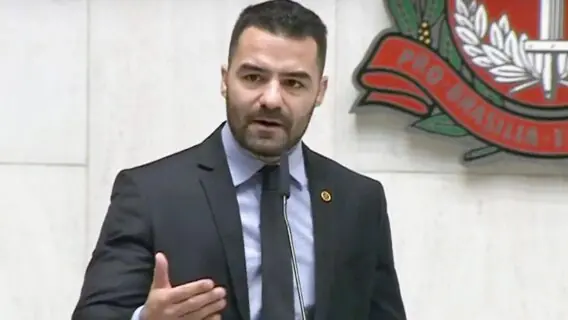 Arthur do Val, o Mamãe Falei, traz propostas sobre juventude e educação