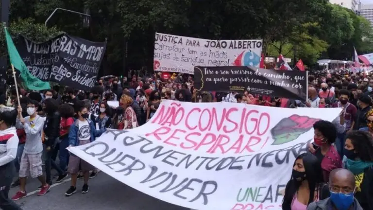 Protestos contra racismo explodem no Brasil após assassinato no Carrefour