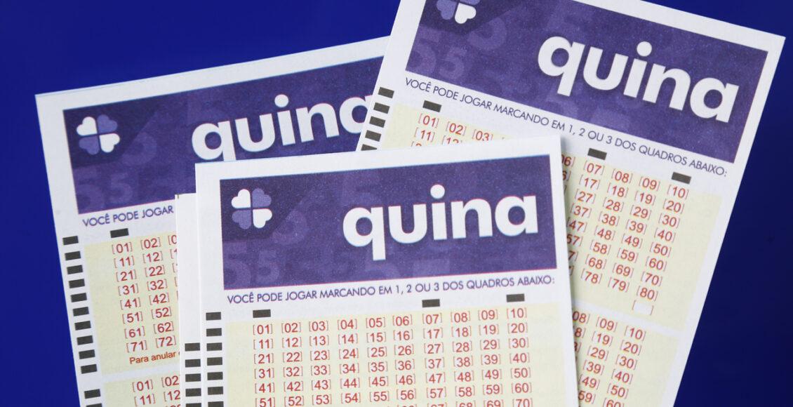 Quina 5415 - A imagem mostra três volantes da Quina em um fundo azul