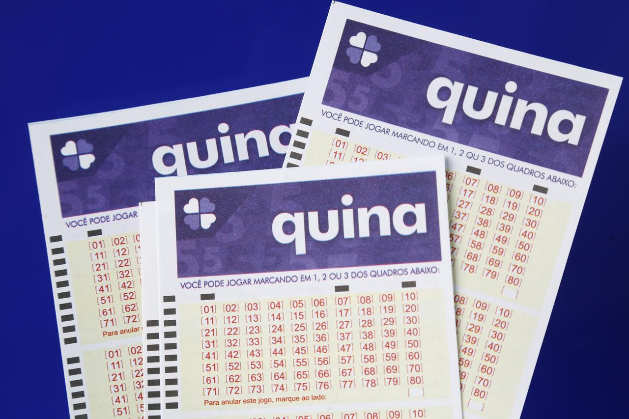 Quina 5415 - A imagem mostra três volantes da Quina em um fundo azul