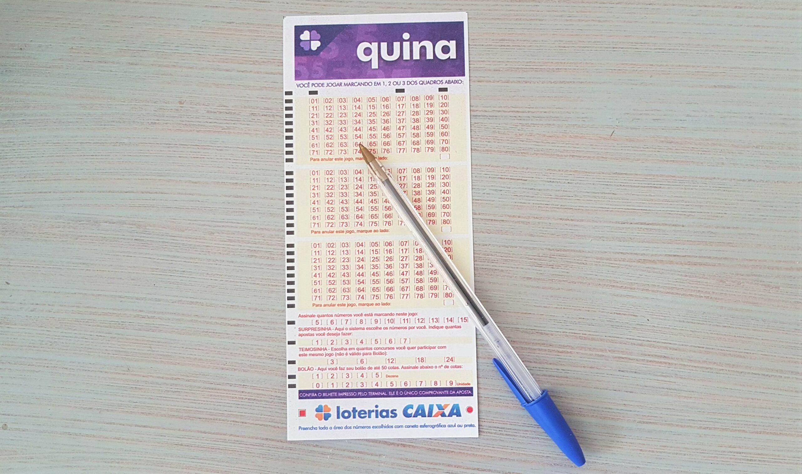 A imagem mostra uma caneta em cima de um volante da Quina 5444