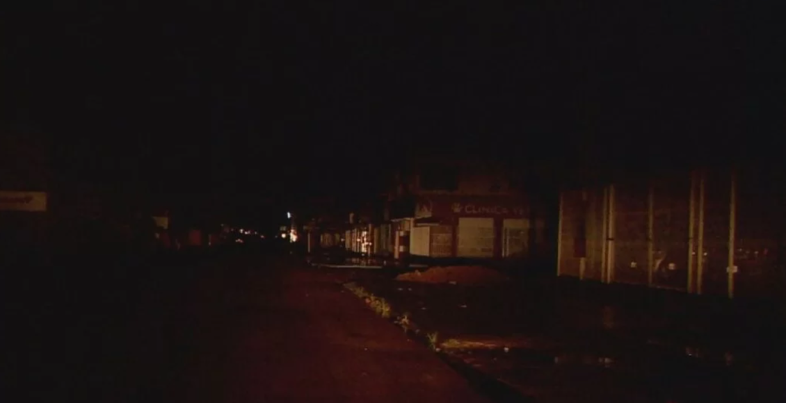 Rua apagada após apagão no Amapá